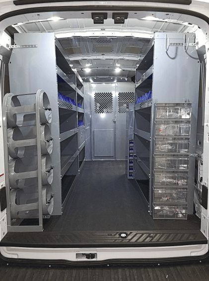 Aménagement intérieur d'un véhicule utilitaire avec étagères.