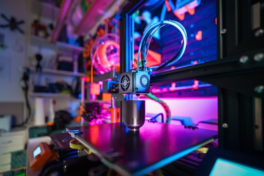 Imprimante 3D sur un poste de travail aux lumières colorées